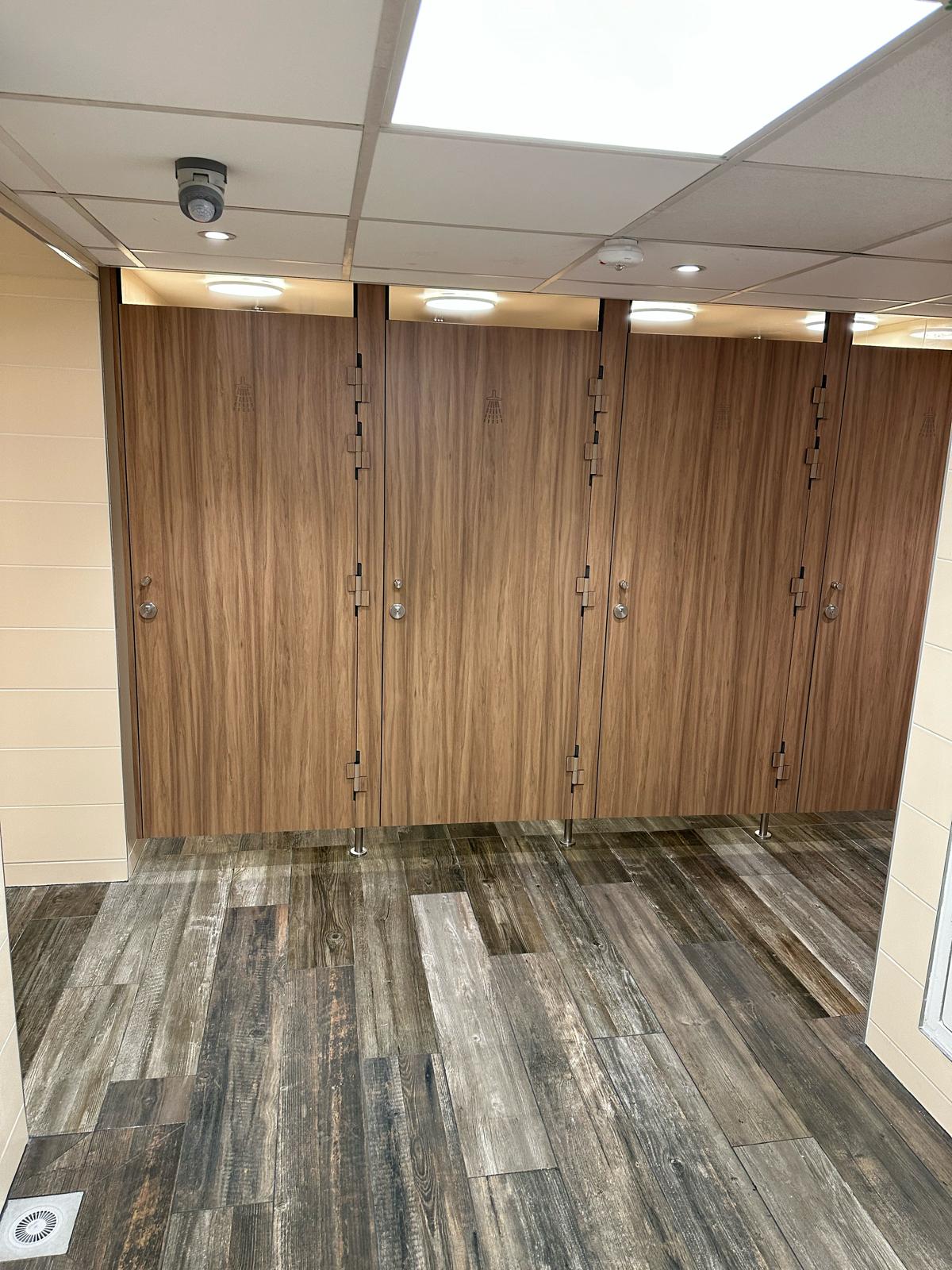 Cabines de douches en panneaux bois avec sol carrelé imitation bois