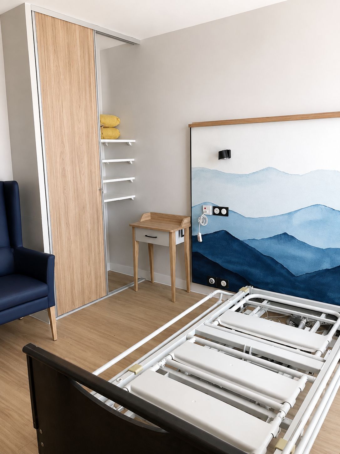 Aménagement d'une chambre : placard, étagères et mobilier