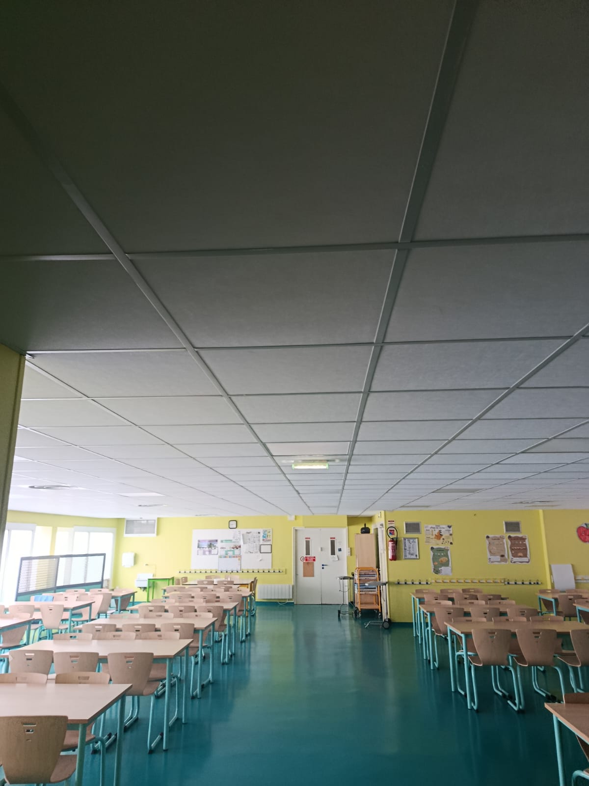 Réfectoire du groupe scolaire de la Grande Île avec faux plafonds rénovés